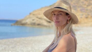 Ζέτα Δούκα: Φωτογραφίζεται τόπλες μπροστά στη θάλασσα