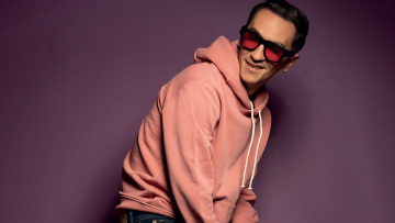 Ο Τόλης Παπαδημητρίου παίζει, γράφει, σκηνοθετεί, τραγουδάει