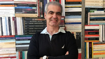 Βασίλης Παπαθεοδώρου: «Κατέβαζε παιδική πορνογραφία για να γράψει βιβλίο», λέει ο δικηγόρος του