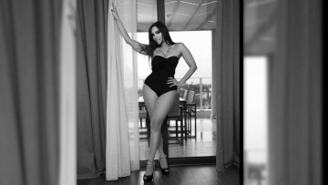 Φωτογραφίες: Η Μάγκυ Χαραλαμπίδου γυμνή στον καθρέφτη