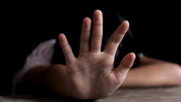 Βιασμοί στα Πετράλωνα: «Πες τα, εσάς θα βάλουν σε ίδρυμα» - Οι ανατριχιαστικές καταγγελίες για τη μητέρα 