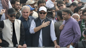 Μεγάλες διαδηλώσεις στο Πακιστάν: Ο Ιμράν Χαν κατηγορεί τον πρωθυπουργό Σαρίφ για την απόπειρα δολοφονίας του