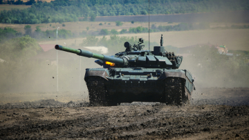 Πόλεμος στην Ουκρανία: Οι ΗΠΑ στέλνουν στο Κίεβο 1.100 drones, άρματα μάχης T-72 και πυραύλους Hawk