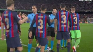 Πικέ: Οι παίκτες της Μπαρτσελόνα φόρεσαν φανέλες με το όνομά του στο τελευταίο του παιχνίδι 