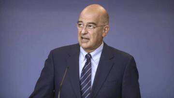 Κύκλοι Δένδια: «Αδιανόητο να υπονοείται ότι ο πρωθυπουργός παρακολουθούσε τον ΥΠΕΞ»