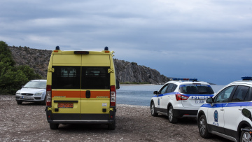 Αίγινα: Αυτοκίνητο έπεσε σε γκρεμό - Επιχείρηση από Πυροσβεστική και Λιμενικό