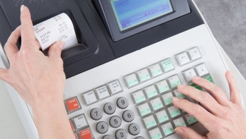 ΑΑΔΕ: Τι αλλάζει στη διαβίβαση στοιχείων από τις ταμειακές μηχανές