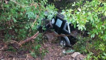 Σάμος: Τροχαίο με αγροτικό που έπεσε από γκρεμό 10 μέτρων - Δείτε φωτογραφίες