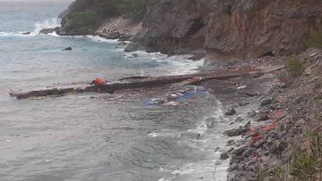 Κακοκαιρία Eva: Διαλύθηκε από τα κύματα το μισοβυθισμένο πλοίο «Απόλλων Κ.» στην Αγία Ρουμέλη Χανίων - Βίντεο