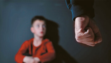 Πετράλωνα: Τον βίαζε ο πατέρας του και του έδινε €5 ευρώ να σιωπήσει - Διαβάστε το πόρισμα του εισαγγελέα