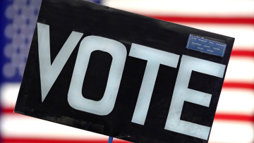 Ενδιάμεσες εκλογές: Ανοίγουν οι κάλπες στις ΗΠΑ με τη «αναβίωση του τραμπισμού» να πλανάται στην ατμόσφαιρα