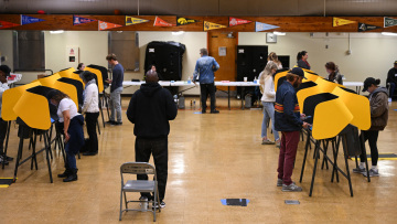 Ενδιάμεσες εκλογές ΗΠΑ: Άνοιξαν τα Exit Polls - Μία έδρα χωρίζει τους Ρεπουμπλικάνους από τη Γερουσία