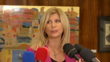 Ζήνα Κουτσελίνη: Χαίρομαι που βλέπω τη Σπυροπούλου να ντρέπεται, την καλώ δημόσια στην εκπομπή μου