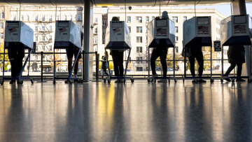 Ενδιάμεσες εκλογές στις ΗΠΑ: Κάνουν την ανατροπή στο φινάλε οι Δημοκρατικοί - «Θρίλερ» για τον έλεγχο της Γερουσίας