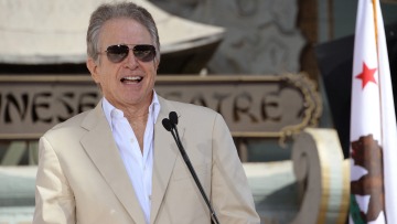 Γουόρεν Μπίτι: Γυναίκα καταγγέλλει ότι την ανάγκασε να κάνουν σεξ όταν ήταν ανήλικη