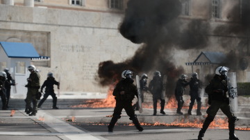 Επεισόδια με μολότοφ έξω από τη Βουλή στην πορεία για την απεργία