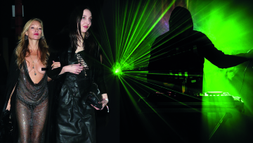 Η Κέιτ Μος με... αχανές ντεκολτέ και χωρίς σουτιέν στα 48 της σε πάρτι στο Λονδίνο