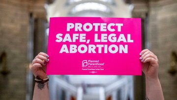 Δημοψηφίσματα για τις αμβλώσεις στις ΗΠΑ: Η πλειοψηφία σε 5 πολιτείες αποκηρύσσει την απόφαση του Ανωτάτου Δικαστηρίου