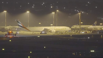 Συνοδεία μαχητικών προσγειώθηκε στην Αθήνα το δεύτερο αεροσκάφος της Emirates