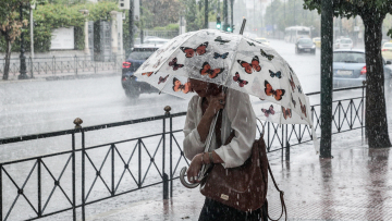 Καιρός: Το σπάνιο φαινόμενο που αναμένεται αύριο με βροχές και ανέμους μέχρι 8 μποφόρ