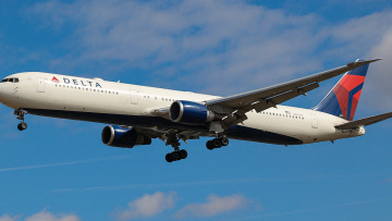 Τρόμος σε πτήση της Delta όταν άρχισαν να πέφτουν σκουλήκια από τον χώρο χειραποσκευών