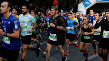39ος Μαραθώνιος: Χιλιάδες δρομείς κατέκλυσαν την Αθήνα για τα 10 χλμ  - Οι στιγμές που ξεχώρισαν (φωτογραφίες)