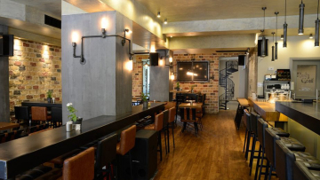 Νέα Σμύρνη: «Σκέτος ρατσισμός, ντροπή» - Σάλος για την καφετέρια που έδιωξε ηλικιωμένους πελάτες