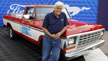 Jay Leno: Ατύχημα για τον παρουσιαστή - Νοσηλεύεται με εγκαύματα μετά από φωτιά στο αυτοκίνητό του