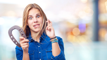 Γούρια, «κακό» μάτι και προλήψεις: Γιατί μας «στοιχειώνουν» οι δεισιδαιμονίες