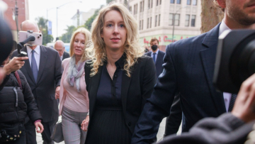 Μητέρα για δεύτερη φορά έγινε η Ελίζαμπεθ Χολμς – Ζητά να καθυστερήσει η φυλάκιση