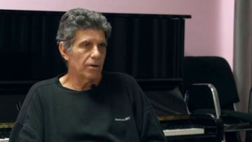 Γιάννης Μπέζος: «Η τηλεόραση και τα ραδιόφωνα παίζουν αυτές τις ανοησίες, αντί να παίξουν μουσικές του Μίκη»