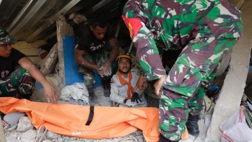 Ινδονησία: Στους 252 οι νεκροί από τον μεγάλο σεισμό των 5,6 Ρίχτερ