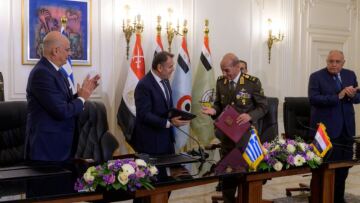 Υπογράφηκε η συμφωνία Ελλάδας-Αιγύπτου για τις περιοχές έρευνας και διάσωσης 