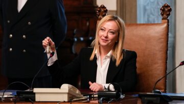 Ιταλία: Η Μελόνι πάει δεύτερο δημοσιογράφο στο δικαστήριο