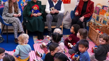 Βρετανία: Η Καμίλα δώρισε σε παιδικό σταθμό του Λονδίνου αρκουδάκια Πάντινγκτον, αφιερωμένα στη μνήμη της Ελισάβετ