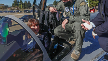 Στην Τανάγρα η Κατερίνα Σακελλαροπούλου, μπήκε σε πιλοτήριο Rafale - Δείτε φωτογραφίες