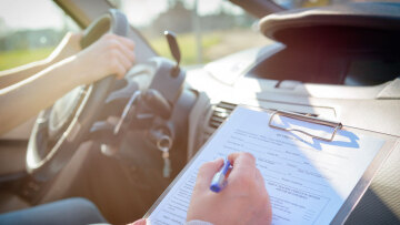 Συμμορία έβγαζε άδειες οδήγησης με ταρίφα 2.000 ευρώ σε οδηγούς που θα κόβονταν
