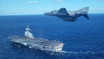 Άσκηση-μήνυμα νότια της Κρήτης με το γαλλικό αεροπλανοφόρο «Charles de Gaulle» - Δείτε φωτογραφίες