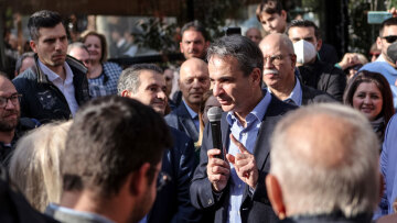 Τον χρόνο που θα στηθούν κάλπες αναζητούν στα κόμματα μετά τη φράση Μητσοτάκη για το κλίμα που «μυρίζει εκλογές» 