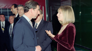 Bild: Ο Κάρολος κάλεσε στη στέψη του την Μπάρμπρα Στρέιζαντ - Φήμες για ερωτική τους σχέση στα 90s