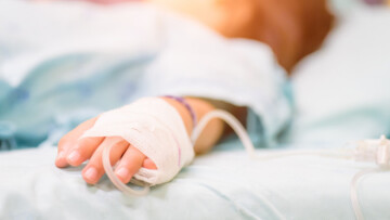 Βελτιωμένη η κατάσταση της υγείας της 4χρονης από τη Σαντορίνη που κατάπιε φυστίκι