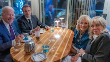 Τζο Μπάιντεν: Καλωσόρισε το ζεύγος Μακρόν στις ΗΠΑ - Τους πήγε για θαλασσινά και παγωτό