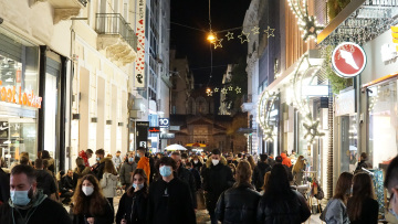ΙΕΛΚΑ - Χριστούγεννα: Οι καταναλωτές ξοδεύουν 25% παραπάνω από το εισόδημά τους ζητώντας χρήματα και βγάζοντας κάρτες