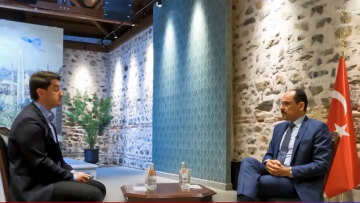 Ιμπραήμ Καλίν: Διέκοψε συνέντευξη με δημοσιογράφο από τη Σουηδία