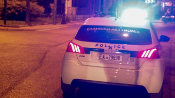 Ρομά άναψαν φωτιές στην Πατρών-Πύργου - Πέταξαν πέτρες και ξύλα κατά αστυνομικών