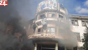 Συρία: Διαδηλωτές επιτέθηκαν στο γραφείο του κυβερνήτη στη Σουέιντα, έβαλαν φωτιά στο κτίριο -Δείτε βίντεο