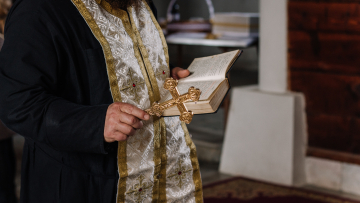 Ομόφυλα ζευγάρια: «Θα σεβαστούμε τις αποφάσεις της Ιεράς Συνόδου χωρίς εξαιρέσεις» λέει ο εκπρόσωπος των κληρικών