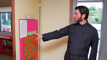 Κιβωτός του Κόσμου: «Είχα σαν Θεό αυτόν που ασέλγησε πάνω μου», λέει ο 19χρονος που κατήγγειλε τον πατέρα Αντώνιο