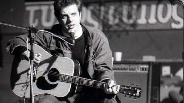 Παύλος Σιδηρόπουλος: Άντε… και καλή τύχη μάγκες - 32 χρόνια από το φευγιό του ασυμβίβαστου «πρίγκιπα της ροκ»