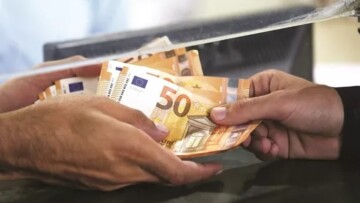 Έκτακτο δώρο Χριστουγέννων 600 ευρώ: Οι δικαιούχοι και ποιοι δεν θα το λάβουν